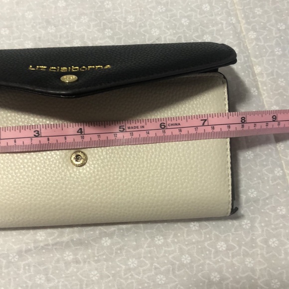 Liz Claiborne Two Tone Wallet - Picture 14 of 15